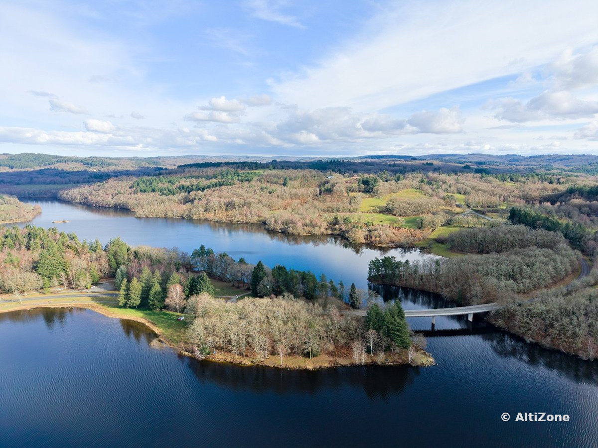 Vue aérienne du lac de Saint-Pardoux et de ses rives