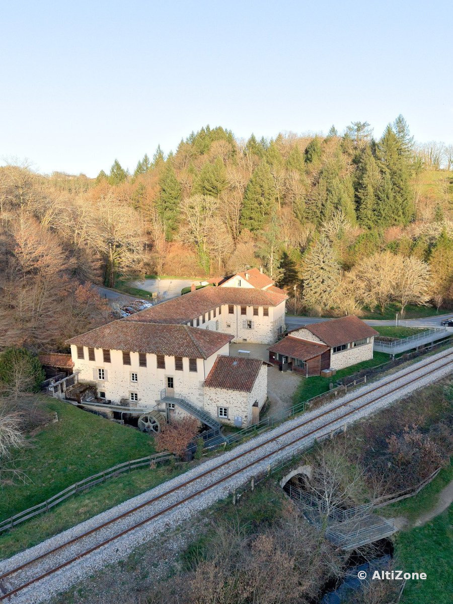 Vue aérienne du Moulin du Got et de la voie ferrée