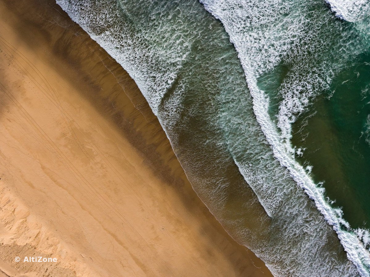 Vue verticale des vagues et du sable sur une plage