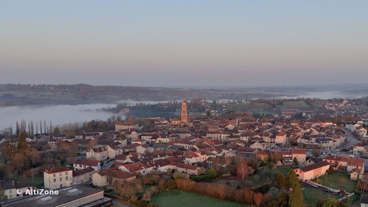 Vue aérienne de Saint-Léonard-de-Noblat dans la brume