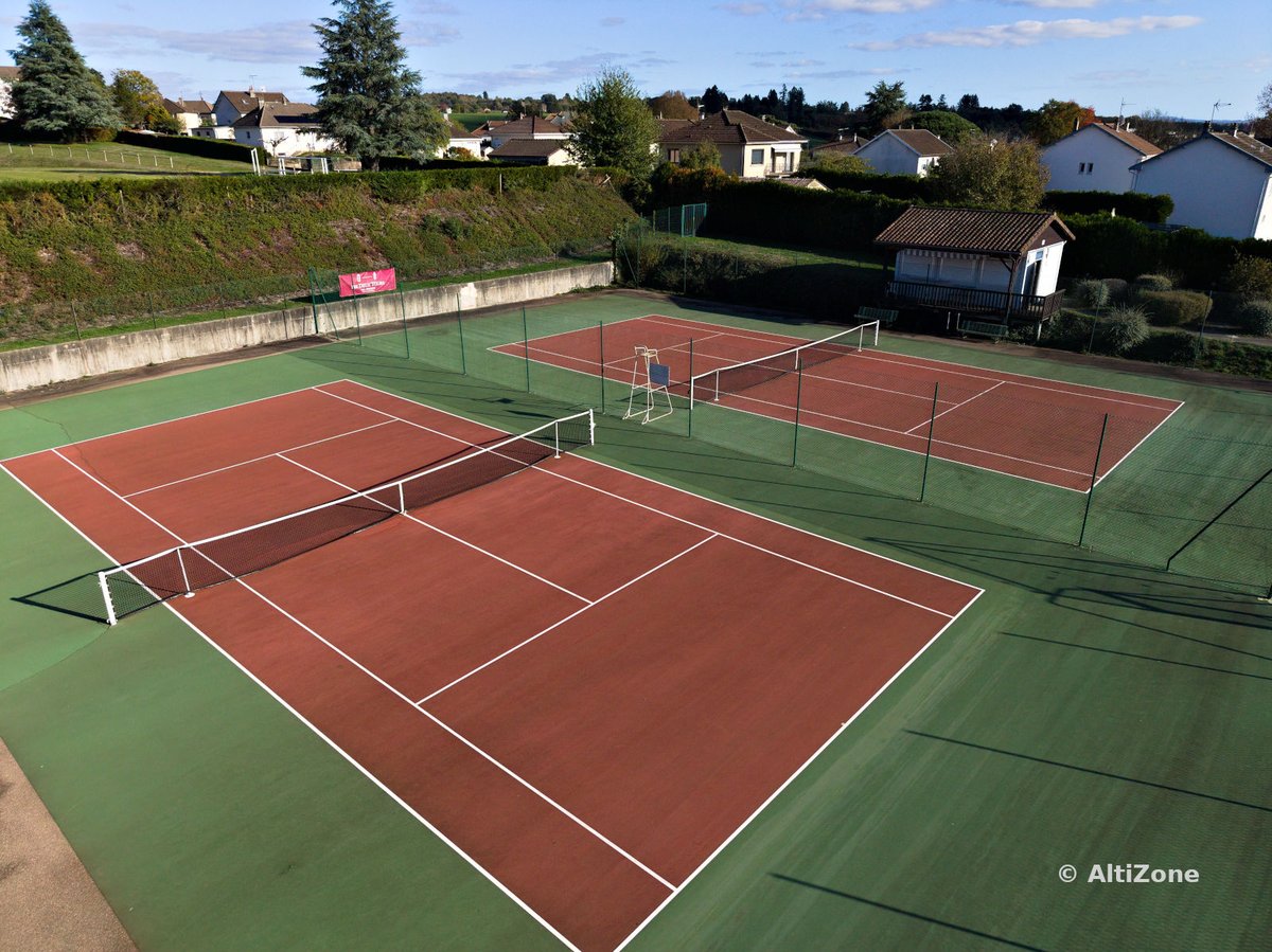 Vue oblique des courts de tennis de Saint-Léonard-de-Noblat