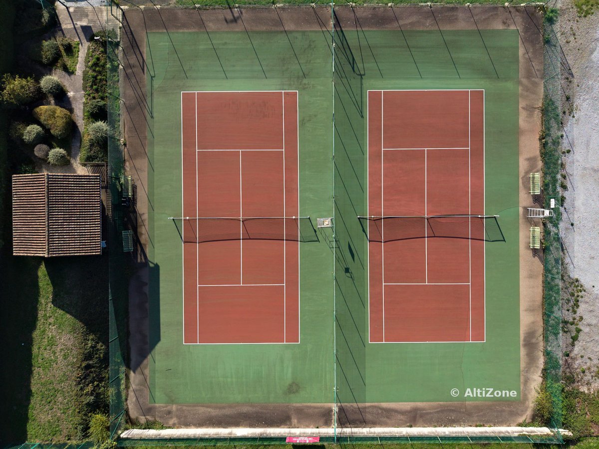 Vue verticale des deux courts de tennis de Saint-Léonard-de-Noblat